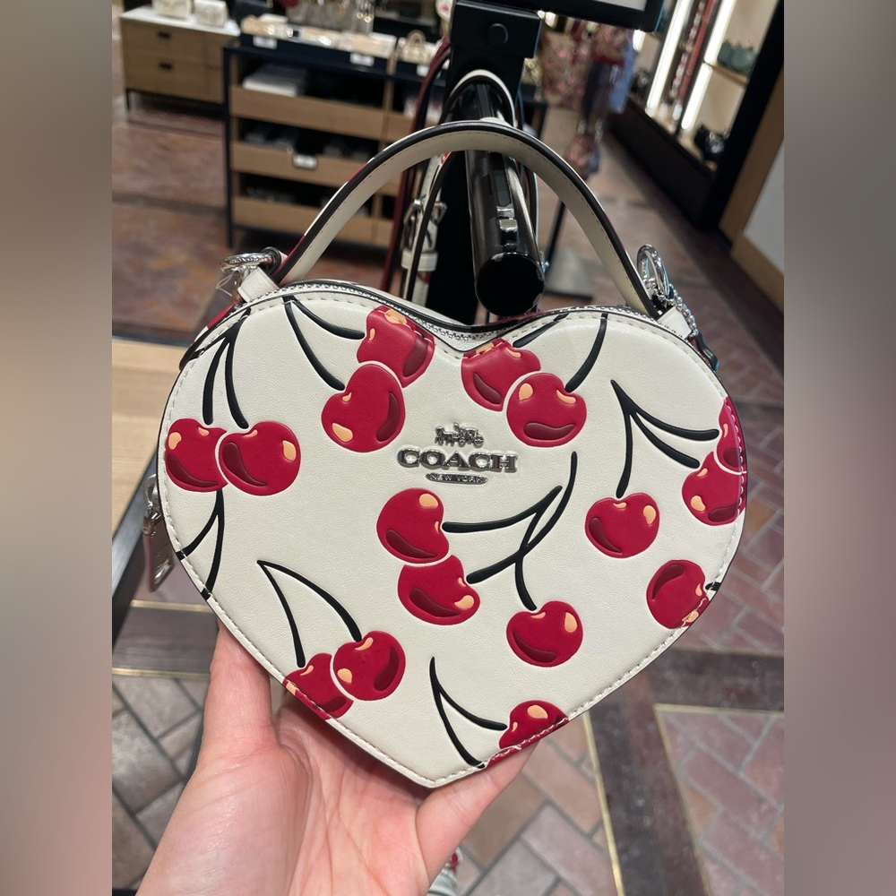 NWT！COACH HEART CROSSBODY BAG WITH CHERRY PRINT（COACH CAB06）fast shipping